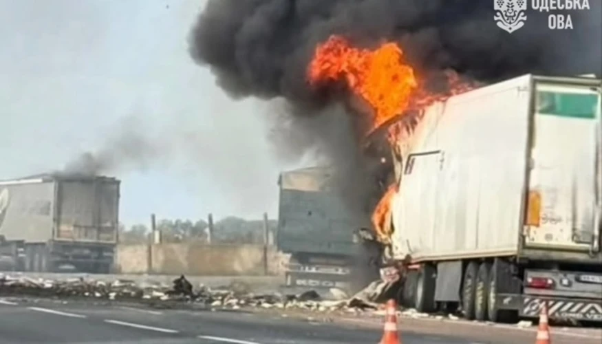 РФ атакувала автодорогу на Одещині: троє травмованих, пошкоджені вантажівки