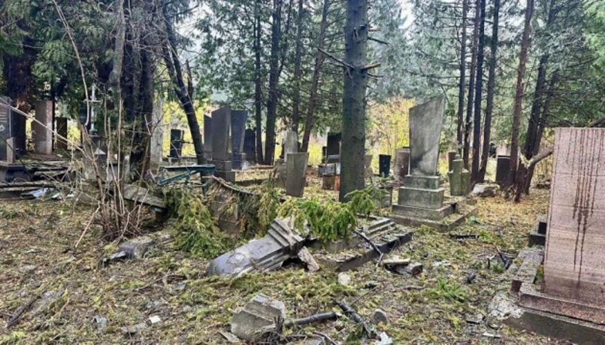 У Рівному ворожий дрон вдарив по кладовищу: пошкоджено понад 10 могил